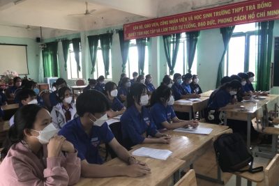 Đối thoại giữa Ban giám hiệu với học sinh trường THPT Trà Bồng