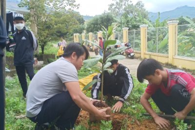 Ra quân trồng cây xanh trong khuôn viên trường
